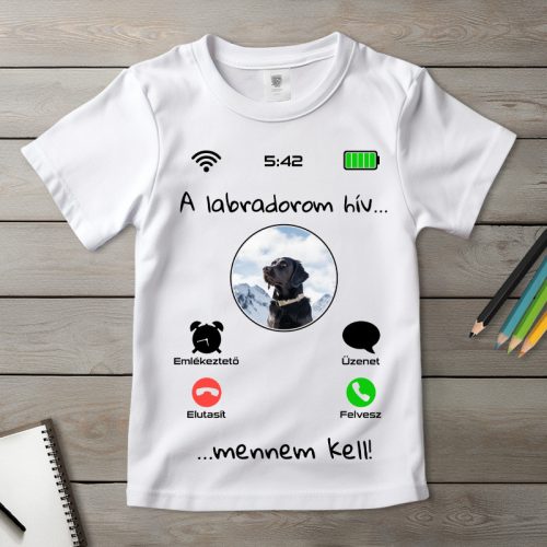 Fekete labradoros póló gyerekeknek fehér színben