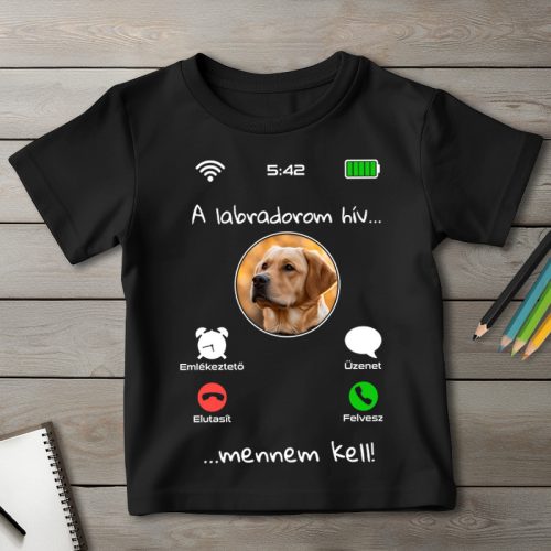 Sárga labradoros póló gyerekeknek fekete színben