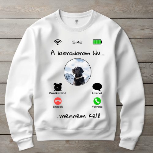 Fekete labradoros környakú pulóverk fehér színben