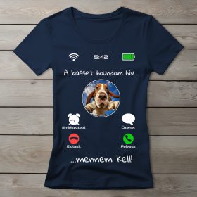 Basset houndos póló nőknek sötétkék színben