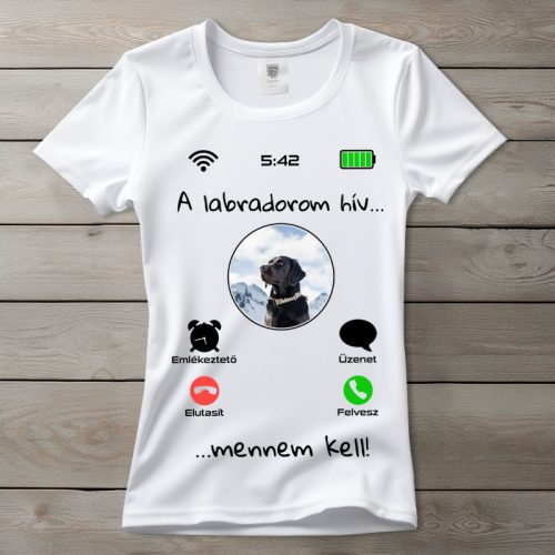 Fekete labradoros póló nőknek fehér színben