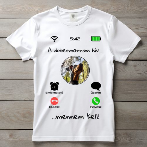 Dobermannos póló férfiaknak fehér színben